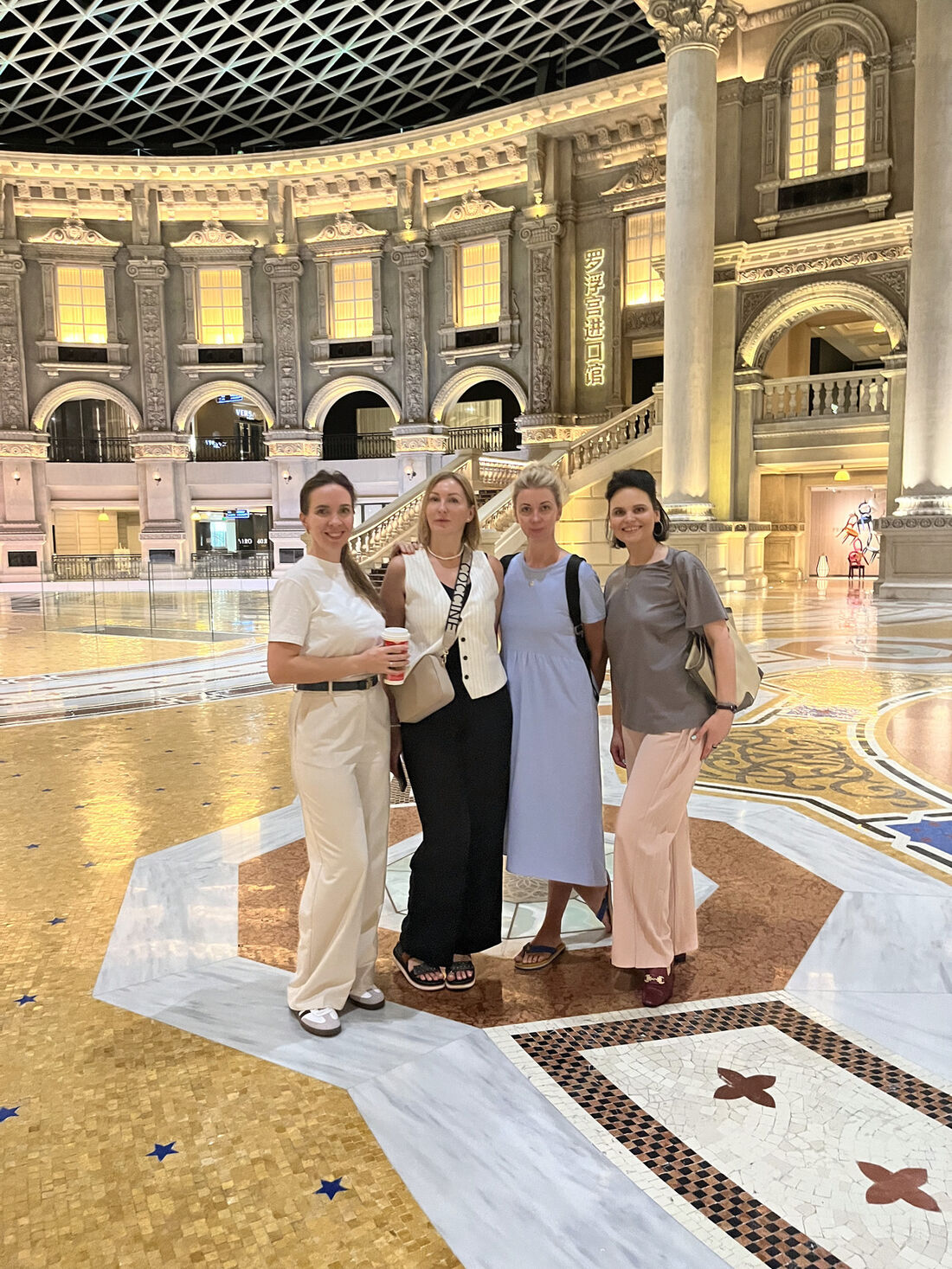 Дизайнеры на мебельном туре в Louvre Furniture Mall, Фошань